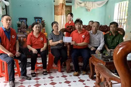 Lãnh đạo Hội Chữ thập đỏ tỉnh Nam Định, Hội Chữ thập đỏ thành phố Nam Định trao tiền ủng hộ gia đình nạn nhân. (Ảnh: TTXVN phát)