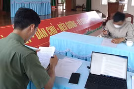 Lực lượng an ninh làm việc với người đăng tải thông tin sai sự thật. Ảnh: baolamdong.vn)