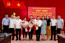 Ba giáo viên tiếng Anh của huyện Yên Bình tự nguyện đi biệt phái hỗ trợ giảng dạy cho huyện vùng cao Trạm Tấu. (Ảnh: Tiến Khánh/TTXVN)