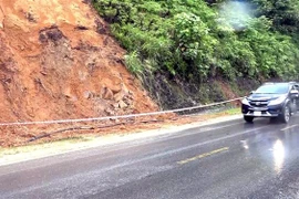 Khu vực xuất hiện vết nứt có nguy cơ sạt lở. (Ảnh TTXVN phát)