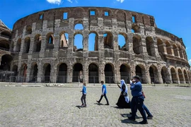 Khách du lịch thăm Đấu trường La Mã tại Rome, Italy, ngày 22/6/2020. (Ảnh: AFP/TTXVN)
