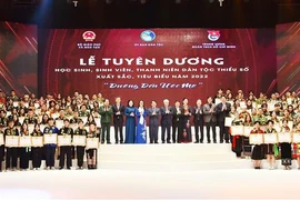 Chủ tịch Ủy ban Trung ương Mặt trận Tổ quốc Việt Nam Đỗ Văn Chiến; Bộ trưởng, Chủ nhiệm Ủy ban Dân tộc Hầu A Lềnh trao tặng Bằng khen cho các em học sinh, sinh viên, thanh niên Dân tộc thiểu số. (Ảnh: Minh Đức/TTXVN)