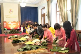 Đại sứ quán Việt Nam tại LB Nga tổ chức gói bánh chưng đón Tết Nhâm Dần 2022. (Ảnh: Duy Trinh/TTXVN)