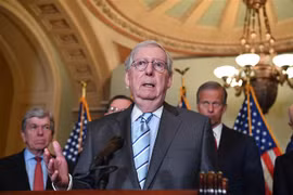 Thượng nghị sỹ Mitch McConnell (phía trước), lãnh đạo thiểu số tại Thượng viện Mỹ trong cuộc họp báo tại Washington DC., ngày 7/6/2022. (Ảnh: AFP/TTXVN)