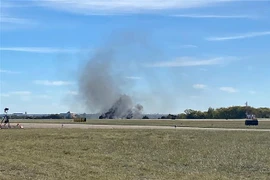 Khói bốc lên từ hiện trường vụ va chạm máy bay tại triển lãm hàng không Wings Over Dallas ở sân bay Executive Dallas, thành phố Dallas, bang Texas, Mỹ, ngày 12/11/2022. (Ảnh: AFP/TTXVN)