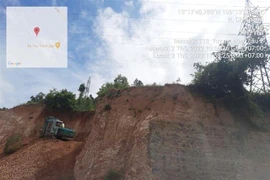 Tình trạng khai thác đất trái quy định đến sát chân móng uy hiếp an toàn đến vị trí cột C107-C108 của đường dây 110kV mạch kép Tuy Hòa 220-Sông Cầu 2. (Ảnh: TTXVN phát)