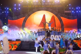 Tiết mục văn nghệ biểu diễn trong đêm Khai mạc Lễ hội du lịch Cửa Lò 2022. (Ảnh: Tá Chuyên/TTXVN)