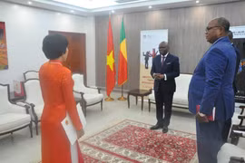Đại sứ Đặng Thị Thu Hà trình bản sao Thư ủy nhiệm lên Bộ trưởng Ngoại giao Benin Aurélien Agbenonci. (Nguồn: baoquocte.vn)