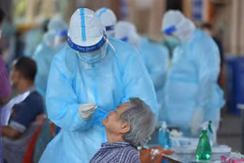 Nhân viên lấy mẫu xét nghiệm COVID-19 tại Bangkok, Thái Lan, ngày 26/1/2022. (Ảnh: THX/TTXVN)
