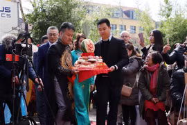 Đoàn Đại sứ quán dâng hương và ngũ quả lên anh linh các Vua Hùng. (Ảnh: Mạnh Hùng/TTXVN)