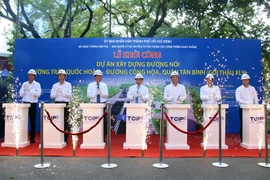 Các đại biểu thực hiện nghi thức khởi công dự án đường nối Trần Quốc Hoàn-Cộng Hòa. (Ảnh: Tiến Lực/TTXVN)