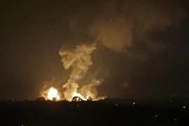 Khói lửa bốc lên sau vụ không kích xuống khu vực Khan Yunis ở Dải Gaza ngày 2/1/2022. (Ảnh: AFP/TTXVN)