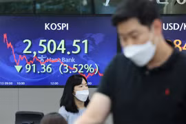 Biểu đồ chỉ số chứng khoán KOSPI tại Ngân hàng Hana ở Seoul, Hàn Quốc. (Ảnh: Yonhap/TTXVN)