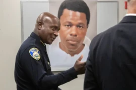 Cảnh sát trưởng khu vực Stockton, Stanley McFadden đang trao đổi, phía sau là bức ảnh nghi phạm. (Nguồn: usatoday.com)