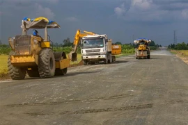 Thi công dự án đường tỉnh 922 đoạn qua địa bàn huyện Thới Lai, thành phố Cần Thơ. (Ảnh: TTXVN phát)