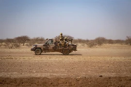 Binh sỹ Burkina Faso tuần tra tại Goudebo. (Ảnh: AFP/TTXVN)
