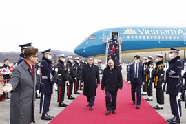 Lễ đón Chủ tịch nước Nguyễn Xuân Phúc tại sân bay Thủ đô Seoul. (Ảnh: Thống Nhất/TTXVN)