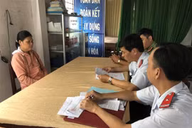 Làm việc với cơ quan chức năng, bà Nguyễn Thị The đã nhìn nhận việc làm sai của mình và cam kết không tái phạm. (Ảnh: TTXVN phát)