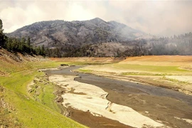 Một hồ nước khô cạn tại Lakehead, bang California, Mỹ ngày 1/7/2021. (Ảnh: AFP/TTXVN)