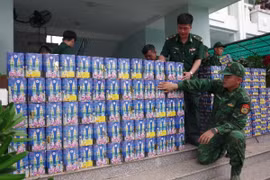 Cán bộ, chiến sỹ Đồn Biên phòng Vàm Trảng Trâu kiểm đếm tang vật. (Nguồn: bienphong.com.vn)
