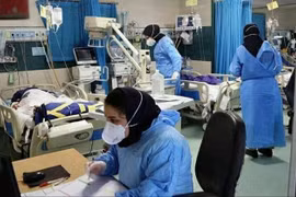 Điều trị cho bệnh nhân nhiễm COVID-19 tại bệnh viện ở Tehran, Iran. (Ảnh: IRNA/TTXVN)