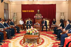 Bí thư Thành ủy Đà Nẵng Nguyễn Văn Quảng (bên phải) tiếp Bí thư, Tỉnh trưởng tỉnh Savannakhet Santiphap Phomvihane. (Ảnh: Trần Lê Lâm/TTXVN)