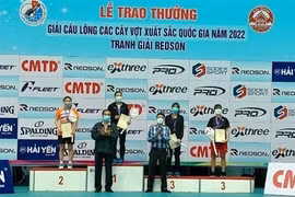 Ban tổ chức trao giải cho các vận động viên. (Ảnh: Đồng Thúy/TTXVN)