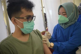 Nhân viên y tế tiêm vaccine phòng COVID-19 cho người dân tại Jakarta, Indonesia. (Ảnh: THX/TTXVN)