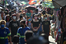 Người dân di chuyển trên đường phố tại Manila, Philippines, ngày 4/2/2022. (Ảnh: AFP/TTXVN)