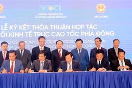 Lễ ký kết thỏa thuận kết nối kinh tế trục cao tốc phía Đông. (Ảnh: Văn Đức/TTXVN)