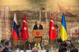 Tổng thống Thổ Nhĩ Kỳ Recep Tayyip Erdogan (giữa) trong cuộc gặp phái đoàn Nga (trái) và Ukraine (phải) tại thành phố Istanbul, ngày 29/3/2022. (Ảnh: AFP/TTXVN)