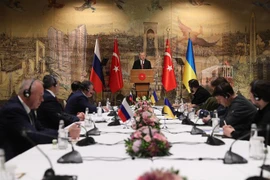 Tổng thống Thổ Nhĩ Kỳ Recep Tayyip Erdogan (giữa) trong cuộc gặp phái đoàn Nga (trái) và Ukraine (phải) tại thành phố Istanbul, ngày 29/3/2022. (Ảnh: AFP/TTXVN)