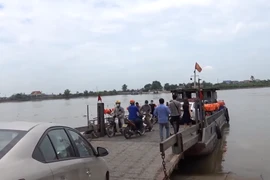 Nam Định: Xe tải trôi xuống sông khi chờ phà, phụ xe mất tích