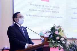 Bộ trưởng Bộ Kế hoạch và Đầu tư Lào, Chủ tịch Ủy ban hợp tác Lào-Việt Nam Khamjane Vongphosy phát biểu tại Tọa đàm doanh nghiệp Việt Nam-Lào. (Ảnh: Đỗ Bá Thành/TTXVN)