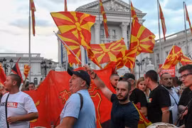 Những người ủng hộ đảng đối lập chính của Bắc Macedonia VMRO-DPMNE biểu tình trước một tòa nhà chính phủ ở Skopje, ngày 18/6. (Nguồn: AFP)