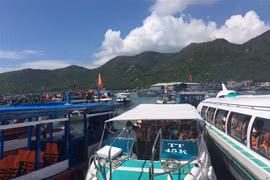 Du khách tại bến tàu Du lịch Nha Trang để đi thăm các điểm đảo trên vịnh Nha Trang. (Ảnh: Thanh Vân/TTXVN)