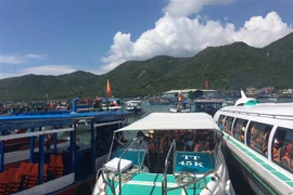 Du khách tại bến tàu Du lịch Nha Trang để đi thăm các điểm đảo trên vịnh Nha Trang. (Ảnh: Thanh Vân/TTXVN)
