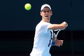 Tay vợt Novak Djokovic tập luyện trước giải quần vợt Australia mở rộng ở Melbourne, ngày 11/1/2022. (Ảnh: AFP/TTXVN)