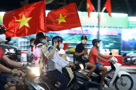 Người dân Hà Nội ra đường ăn mừng chiến thắng của đội tuyển U23 Việt Nam trước đội U23 Malaysia, tối 19/5. (Ảnh: Phạm Kiên/TTXVN)