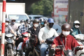 Các phương tiện lưu thông trên đường phố Hà Nội. (Ảnh: TTXVN phát)