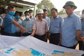 Lãnh đạo Bộ Giao thông Vận tải và lãnh đạo tỉnh Đồng Nai kiểm tra công tác bàn giao mặt bằng sân bay Long Thành trên bản đồ. (Ảnh: Công Phong/TTXVN)