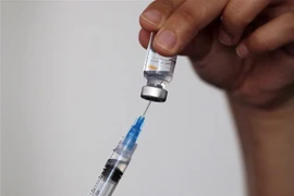 Nhân viên y tế tiêm vaccine ngừa COVID-19 cho người dân tại Santiago, Chile. (Ảnh: AFP/TTXVN)