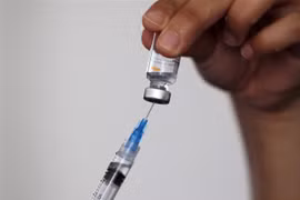 Nhân viên y tế tiêm vaccine ngừa COVID-19 cho người dân tại Santiago, Chile. (Ảnh: AFP/TTXVN)