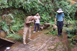 Các chuyên gia quan sát và đo các dấu vết khủng long được phát hiện tại một nhà hàng ở Lạc Sơn, tỉnh Tứ Xuyên, Tây Nam Trung Quốc ngày 16/7. (Nguồn: Global Times)