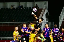 Pha tranh bóng giữa cầu thủ hai đội. (Ảnh: Thanh Vũ/TTXVN)