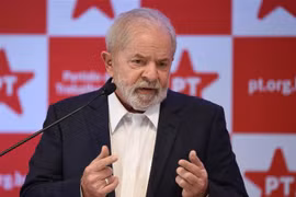 Trong ảnh (tư liệu): Cựu Tổng thống Brazil Luiz Inacio Lula da Silva phát biểu tại cuộc họp báo ở Brasilia ngày 8/10/2021. (Ảnh: AFP/TTXVN)