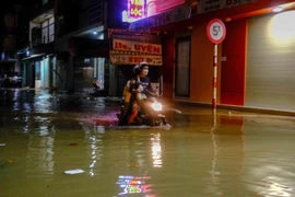 Đường Đồng Khởi, Cần Thơ ngập sâu tối 12/10. (Ảnh: Thanh Liêm/TTXVN)