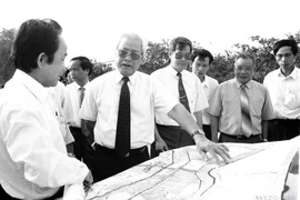 Thủ tướng Võ Văn Kiệt thăm địa điểm chuẩn bị xây dựng cảng Thị Vải, tỉnh Bà Rịa-Vũng Tàu (1995). (Ảnh: Minh Đạo/TTXVN)