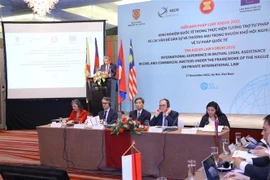 Các đại biểu chủ trì diễn đàn. (Ảnh: Văn Điệp/TTXVN)