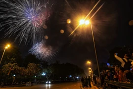 Tết Nguyên đán Nhâm Dần 2022, thành phố Hà Nội chỉ bắn pháo hoa một điểm duy nhất tại công viên Thống Nhất. (Ảnh: Thành Đạt/TTXVN)